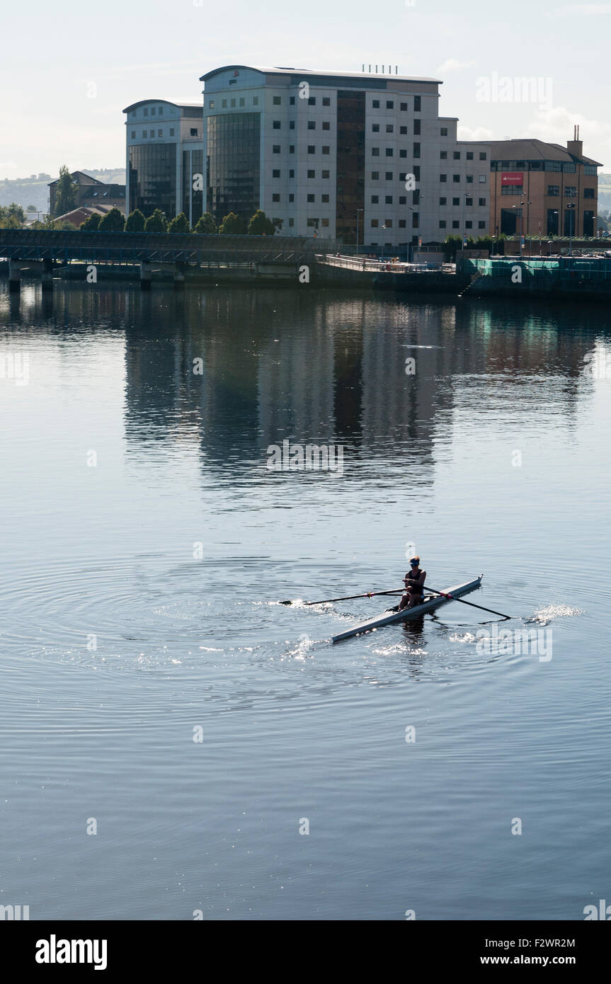 Les lignes d'une femme une barque le long de la rivière Lagan, Belfast Banque D'Images