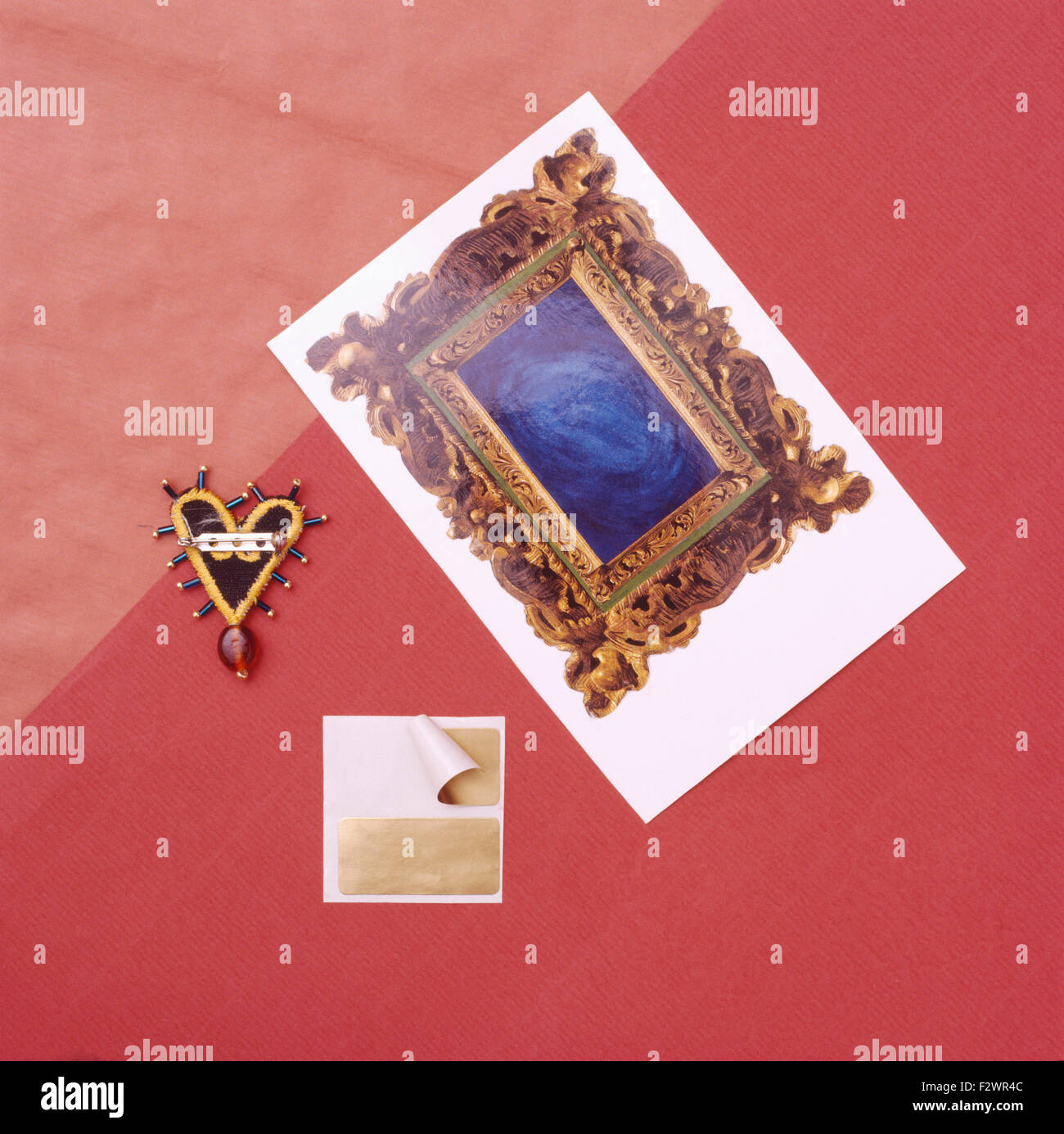 Close-up d'une main et un cadre doré broche en perles Banque D'Images