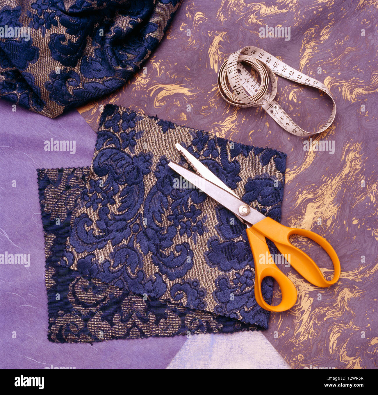 Matériaux et outils de fabrication d'un sac cadeau en tissu Banque D'Images