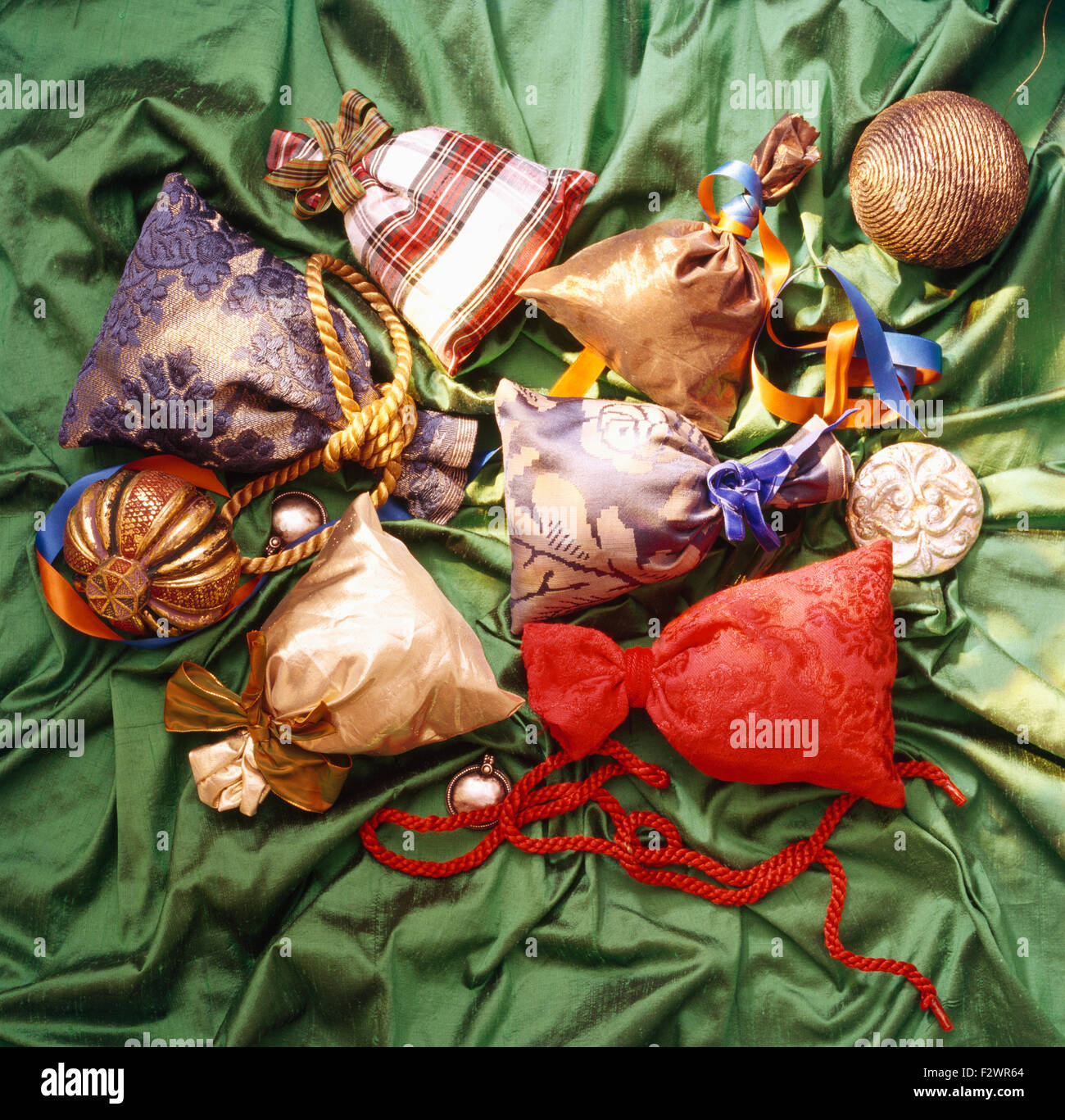 Close-up of colorful accueil faites des sacs-cadeaux de tissu Banque D'Images