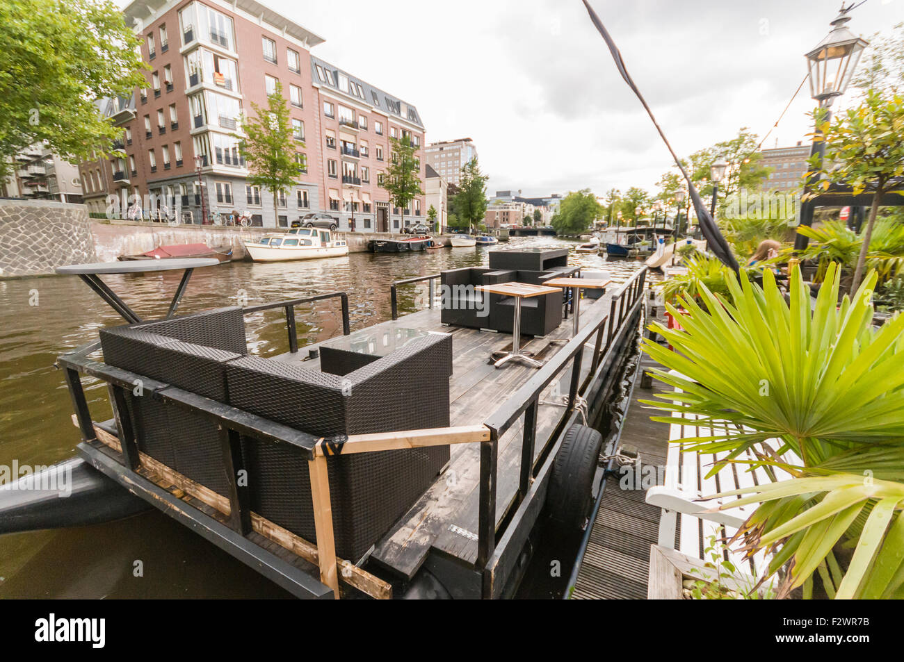 Véranda flottante et des tables à l'extérieur d'un bar à Amsterdam Banque D'Images