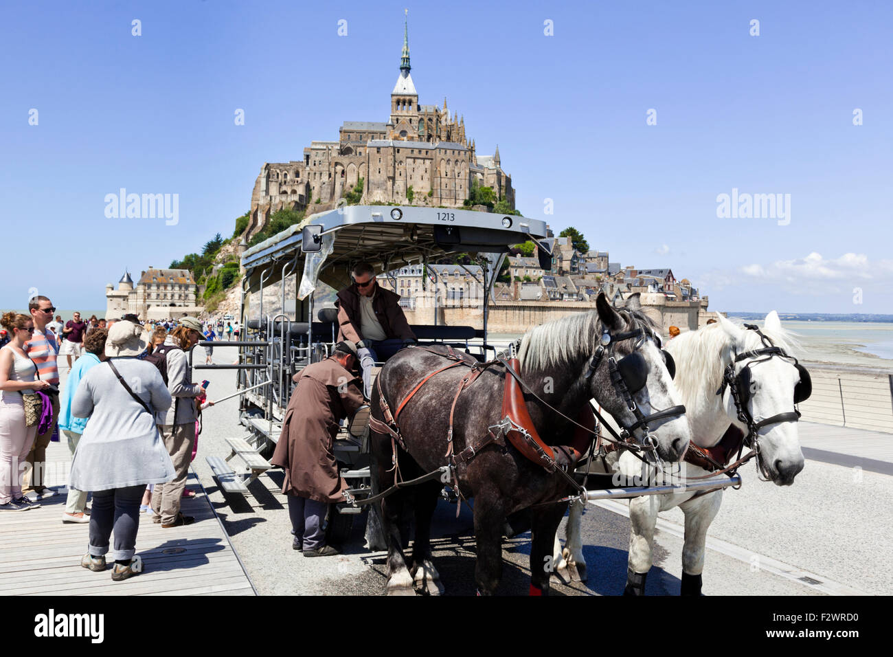 Horse drawn carriage mont saint michel Banque de photographies et d ...