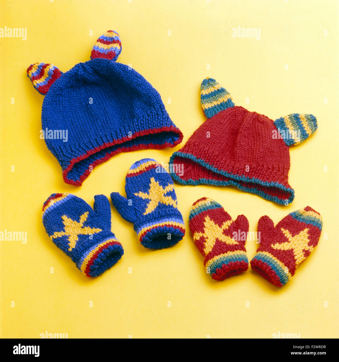Close-up of hand made tricoté des bébés bonnets et mitaines Banque D'Images