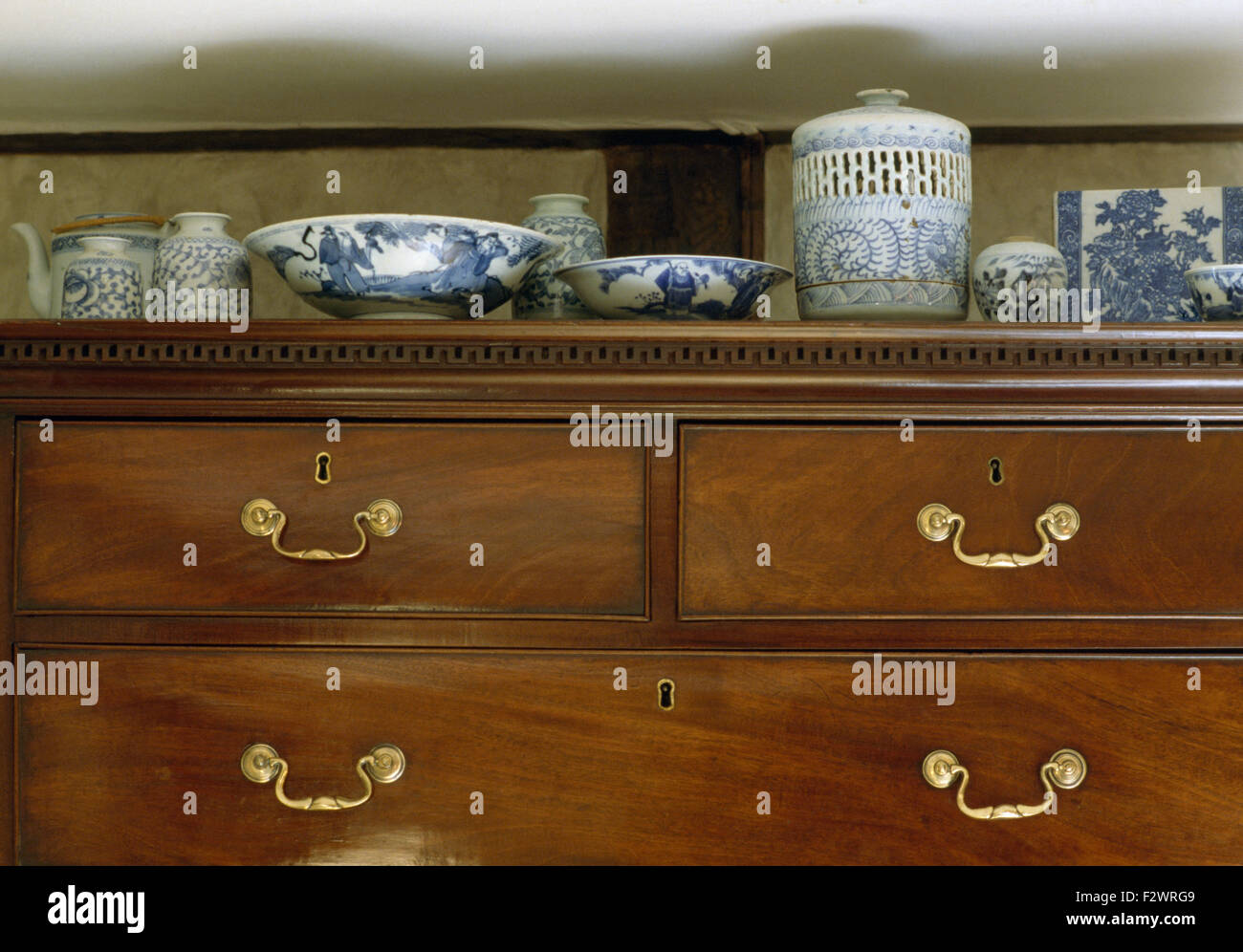 Close-up de bleu +blanc céramique chinoise sur une commode ancienne-de-tiroirs Banque D'Images