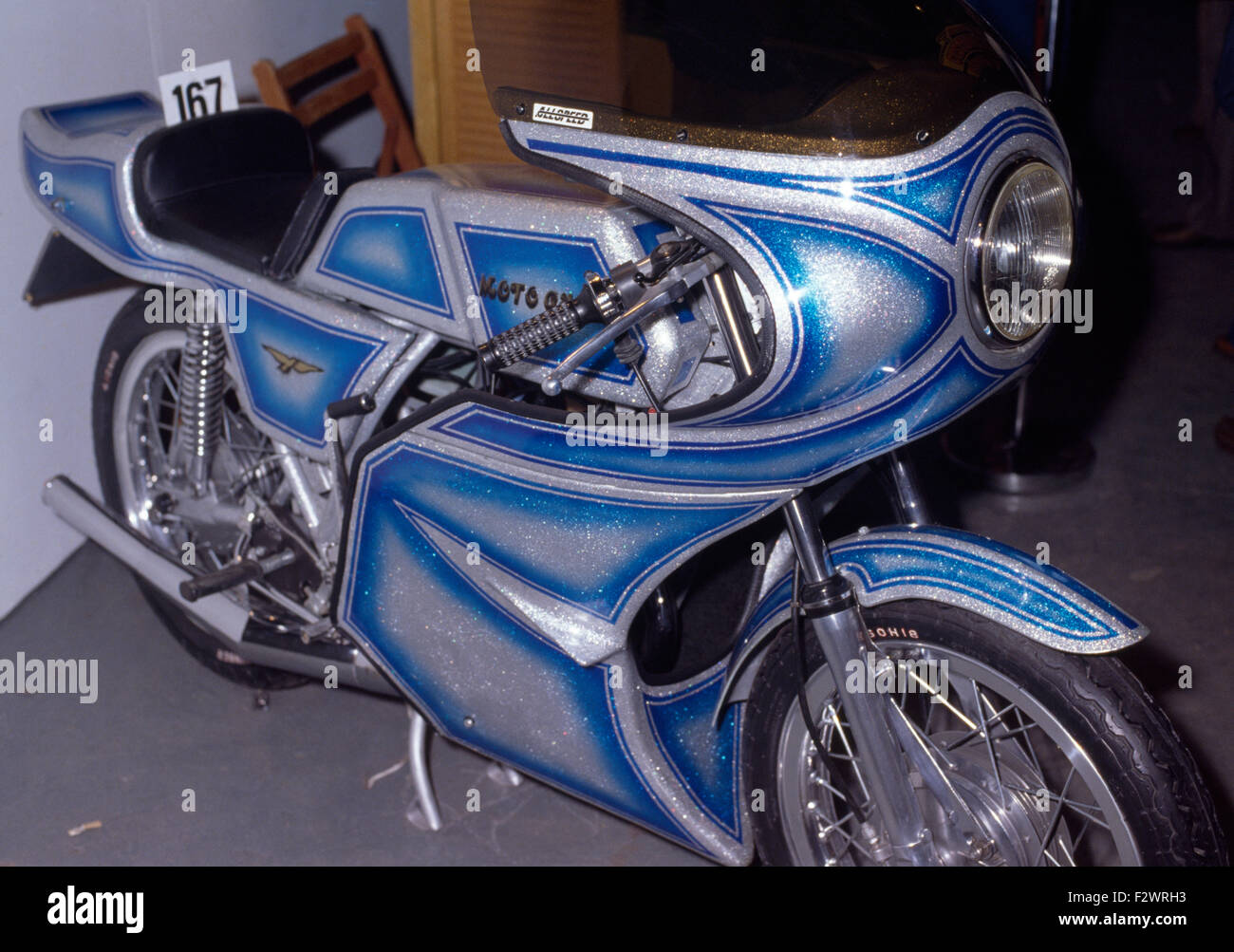 Close-up d'une moto bleu peint de couleurs vives Banque D'Images
