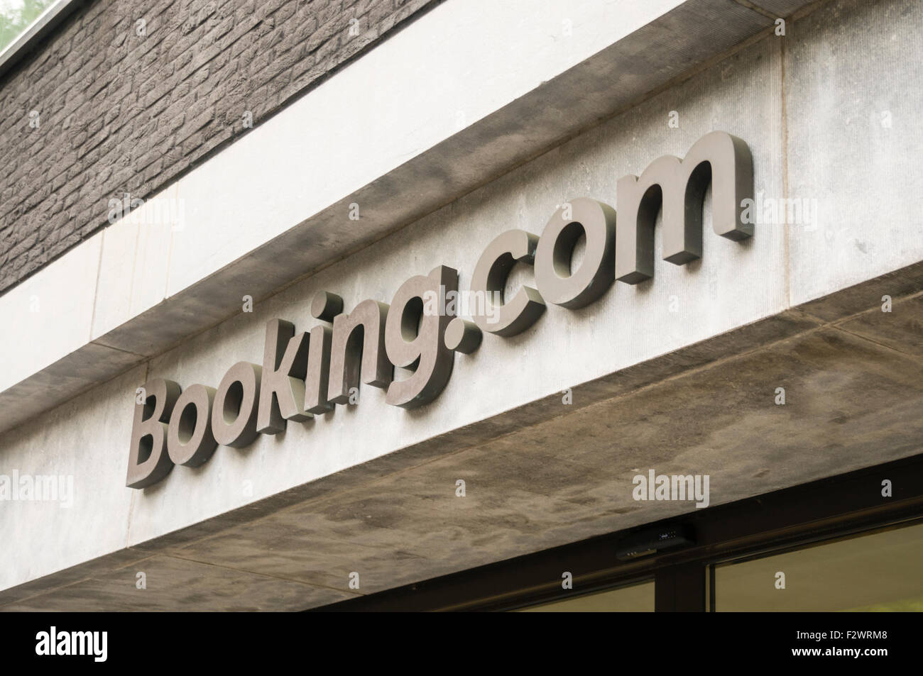 Inscrivez-au-dessus de l'entrée des bureaux de Booking.com Banque D'Images