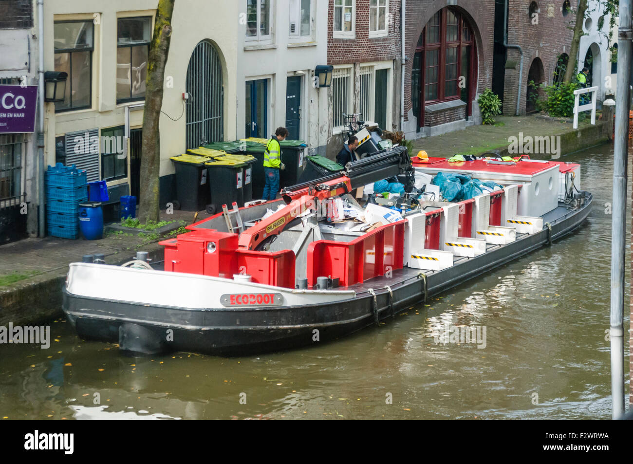 Barge sur un canal à Utrecht pour collecter des ordures des maisons Banque D'Images