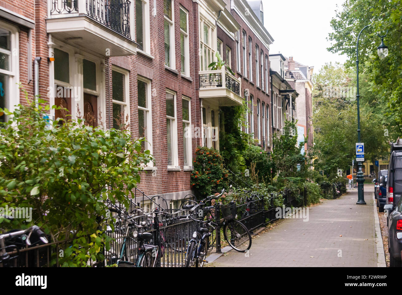 Les vélos garés dans une jolie rue à Utrecht, Pays-Bas Banque D'Images