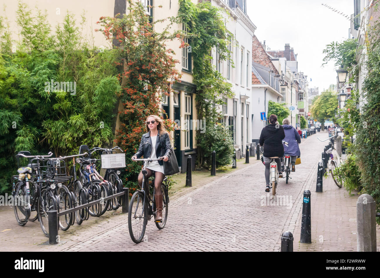 Les cyclistes une jolie rue dans Utrecht, Hollande, Pays-Bas Banque D'Images
