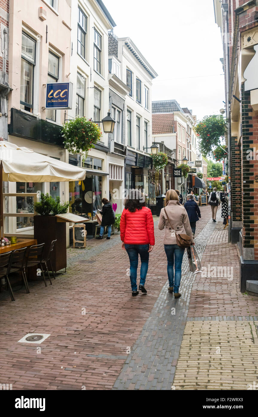 Petite rue à Utrecht, Pays-Bas, avec des magasins, restaurants et bars ...