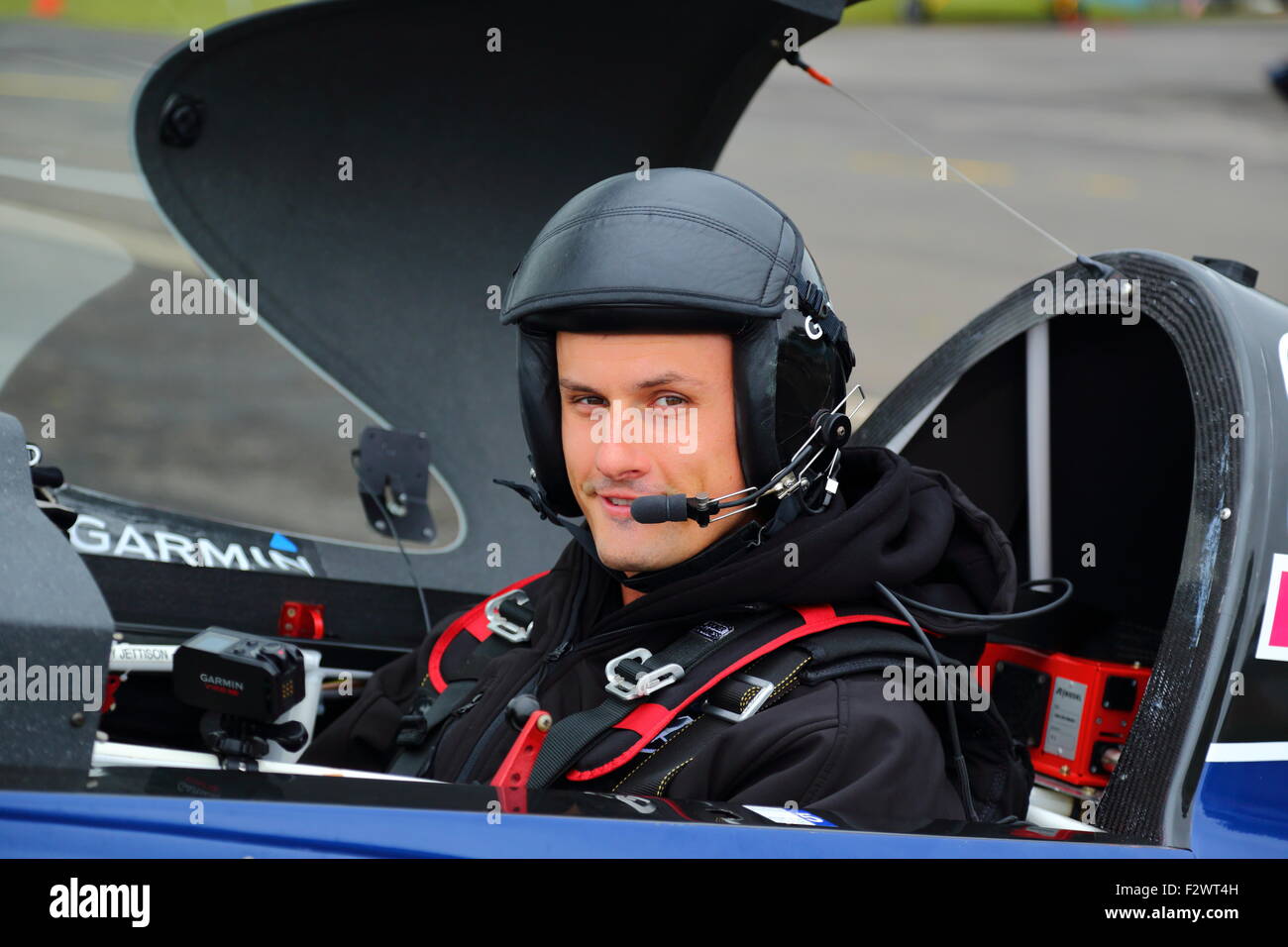 Pete McLeod se prépare pour l'Ascot Red Bull Air Race 2015 à Wycombe Airpark Banque D'Images