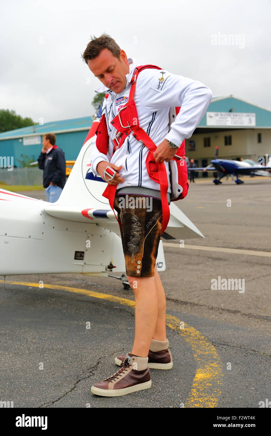 Matthias Dolderer se prépare pour l'Ascot Red Bull Air Race 2015 à Wycombe Airpark Banque D'Images