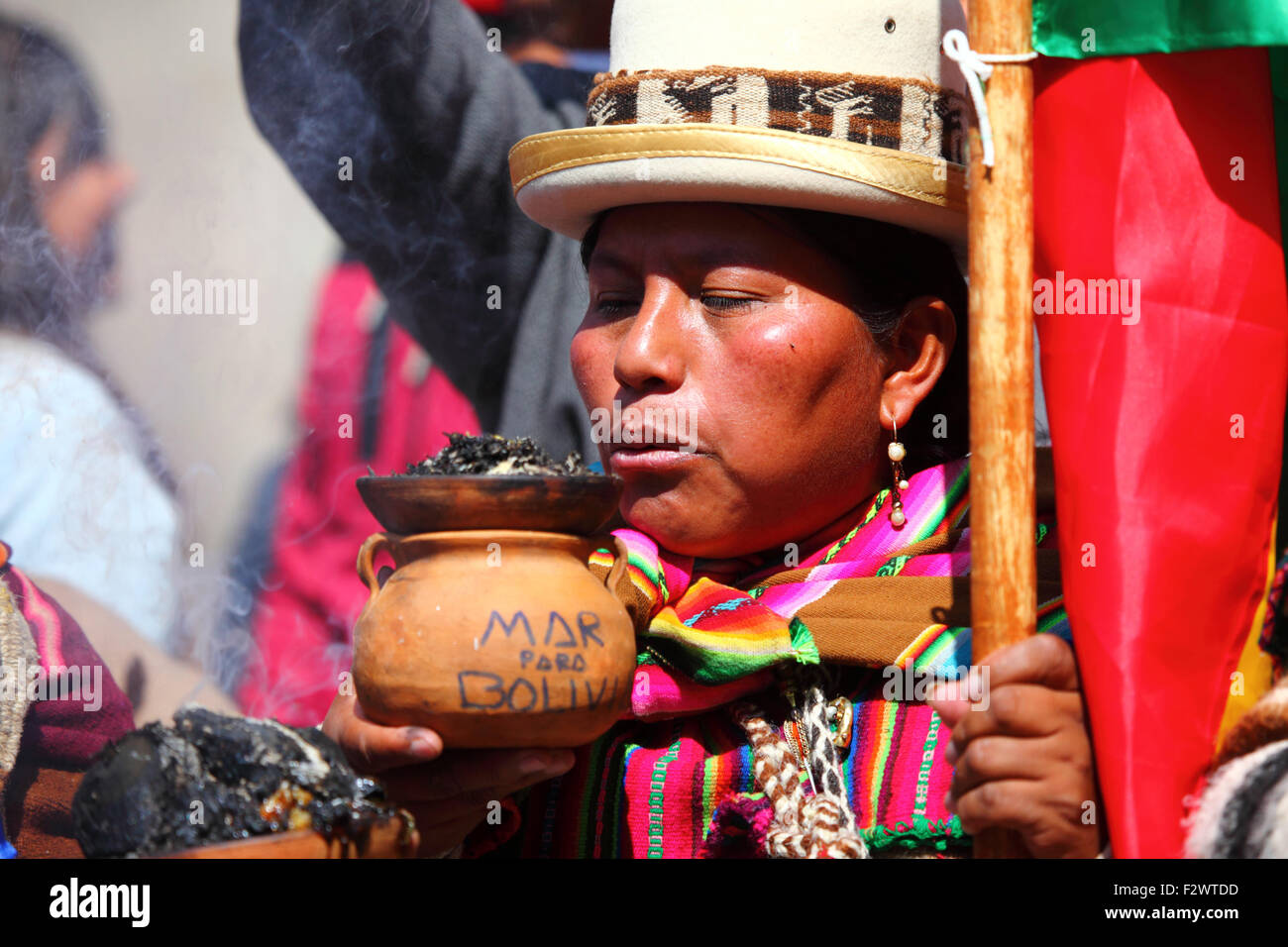 La Paz, Bolivie, 24 septembre 2015. Un chaman d'Aymara tient un brûleur d'encens en céramique avec Mar para Bolivie / Sea pour la Bolivie écrit sur ce site lors d'un événement pour célébrer le verdict de la Cour internationale de Justice à la Haye qu'il a compétence pour juger l'affaire de la Bolivie contre le Chili. La Bolivie a demandé à la CIJ en 2013 d'exiger que le Chili négocie l'accès à l'océan Pacifique pour la Bolivie (la Bolivie a perdu sa province côtière au Chili pendant la guerre du Pacifique (1879-1884)). Le Chili a soulevé une objection à ce que l'affaire ne relève pas de la compétence de la CIJ. © James Brunker / Alay Banque D'Images