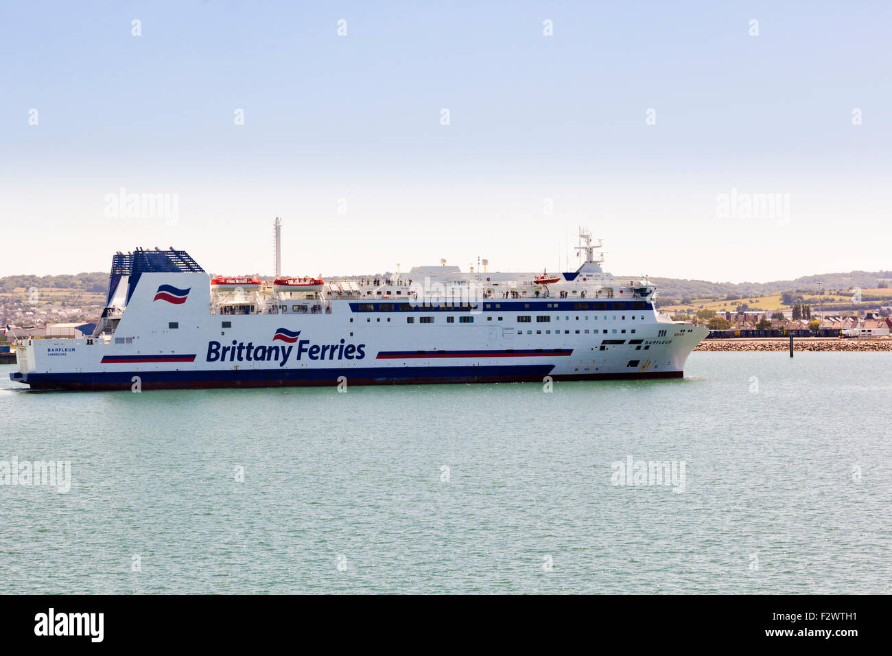 Une Brittany Ferries ferry transmanche de rentrer au port à Cherbourg, Normandie, France Banque D'Images