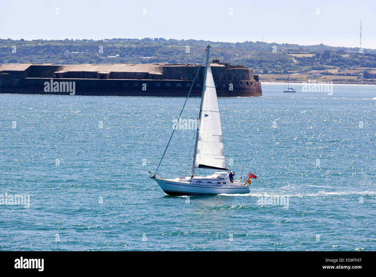Un yacht à entrer dans le port de Cherbourg, Normandie, France Banque D'Images