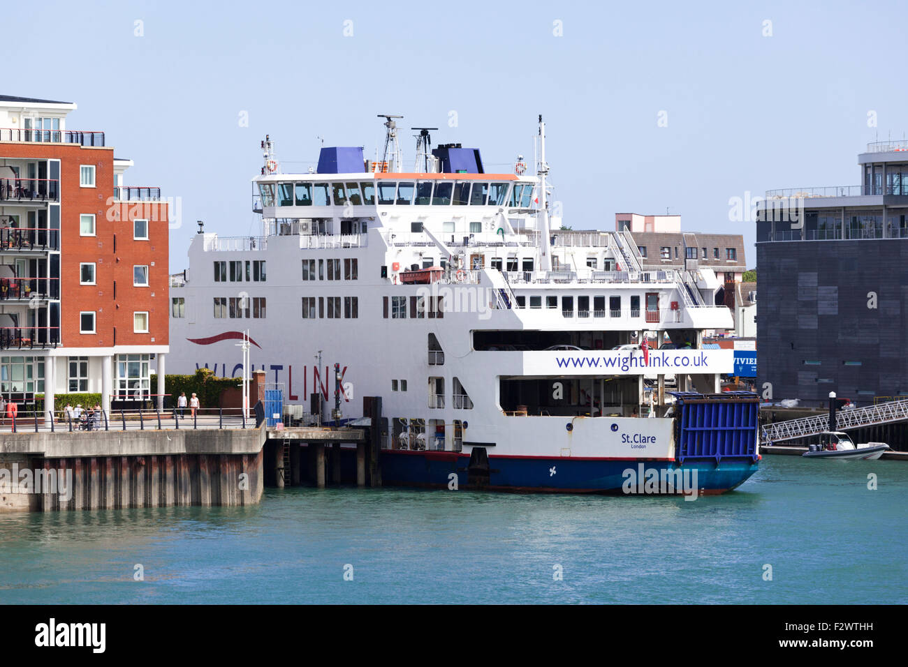 L'île de Wight ferry dans le port de Portsmouth, Hampshire, Royaume-Uni Banque D'Images