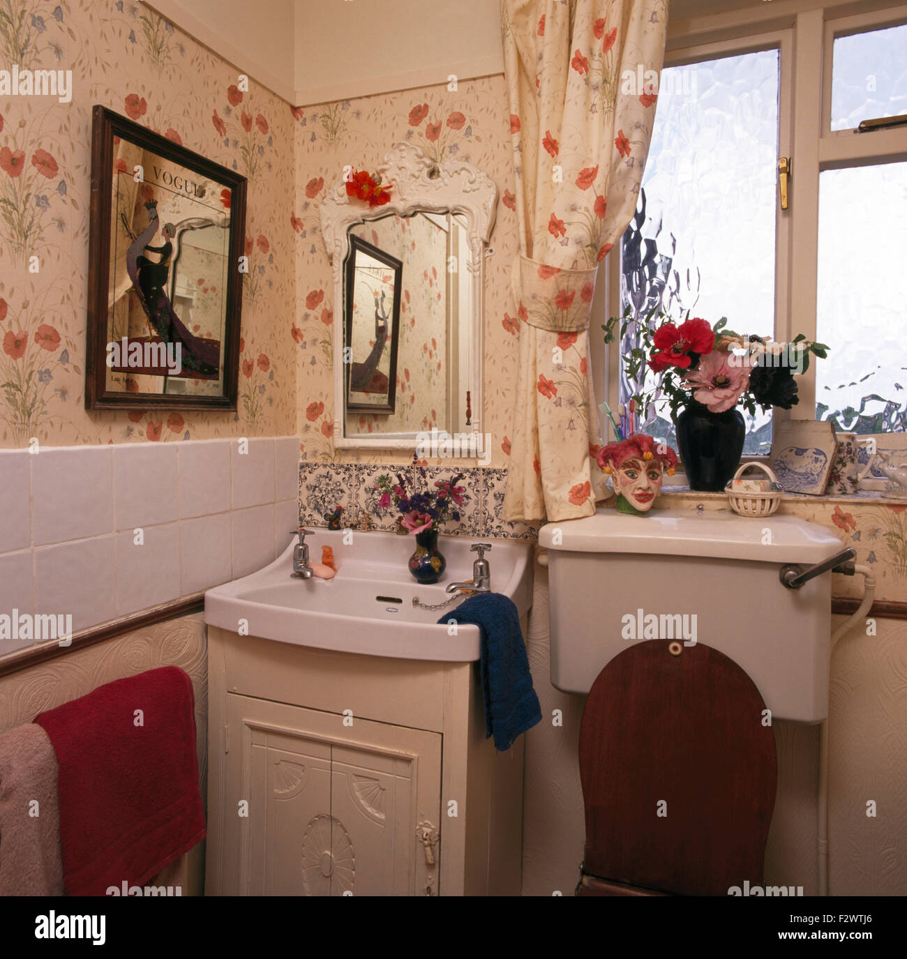 Fond d'impression de pavot et les rideaux dans les petites années 90 salle de bains avec lavabo en meuble équipé Banque D'Images