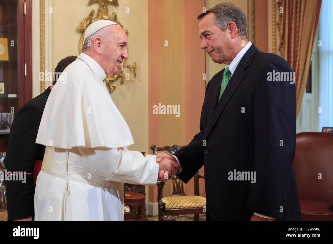 Le président américain de la Chambre John Boehner se félicite le pape François du Saint-Siège auprès de l'United States Capitol le 24 septembre 2015 à Washington, DC. Le pape François est le premier pape à s'attaquer à une réunion conjointe de congrès. Banque D'Images