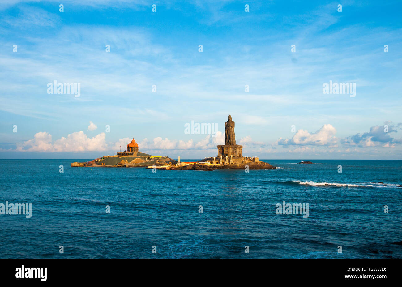 Stock photo Kanyakumari Mer, Vivekananda Rock, Thiruvalluvar Statue et beau ciel bleu mer bleue, Tamilnadu, Inde Banque D'Images