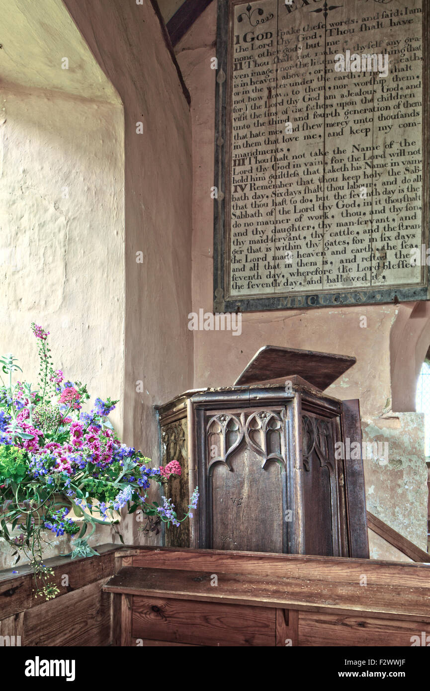 La chaire et les dix commandements dans l'église du xiiie siècle de St Oswald, maintenant isolées, debout sur le bord d'un désert Banque D'Images