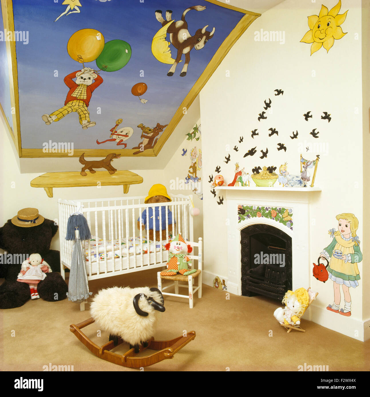 Fresque Peint Sur Plafond Au Dessus De Lit Bebe Dans Annees 80 Pepiniere Chambre Avec Un Mouton Laineux A Bascule Photo Stock Alamy