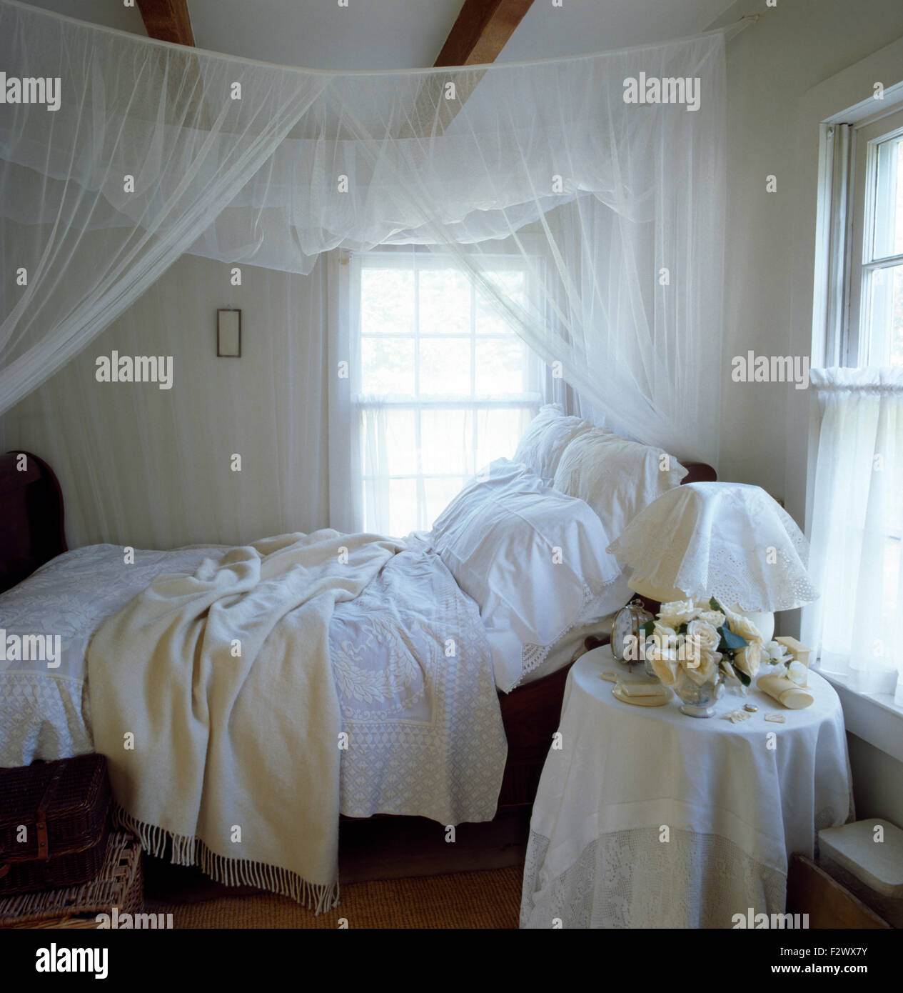 Rideaux voile blanc au-dessus de lit avec draps blancs dans tous les ... Rideaux voile blanc au-dessus de lit avec draps blancs dans tous les ...