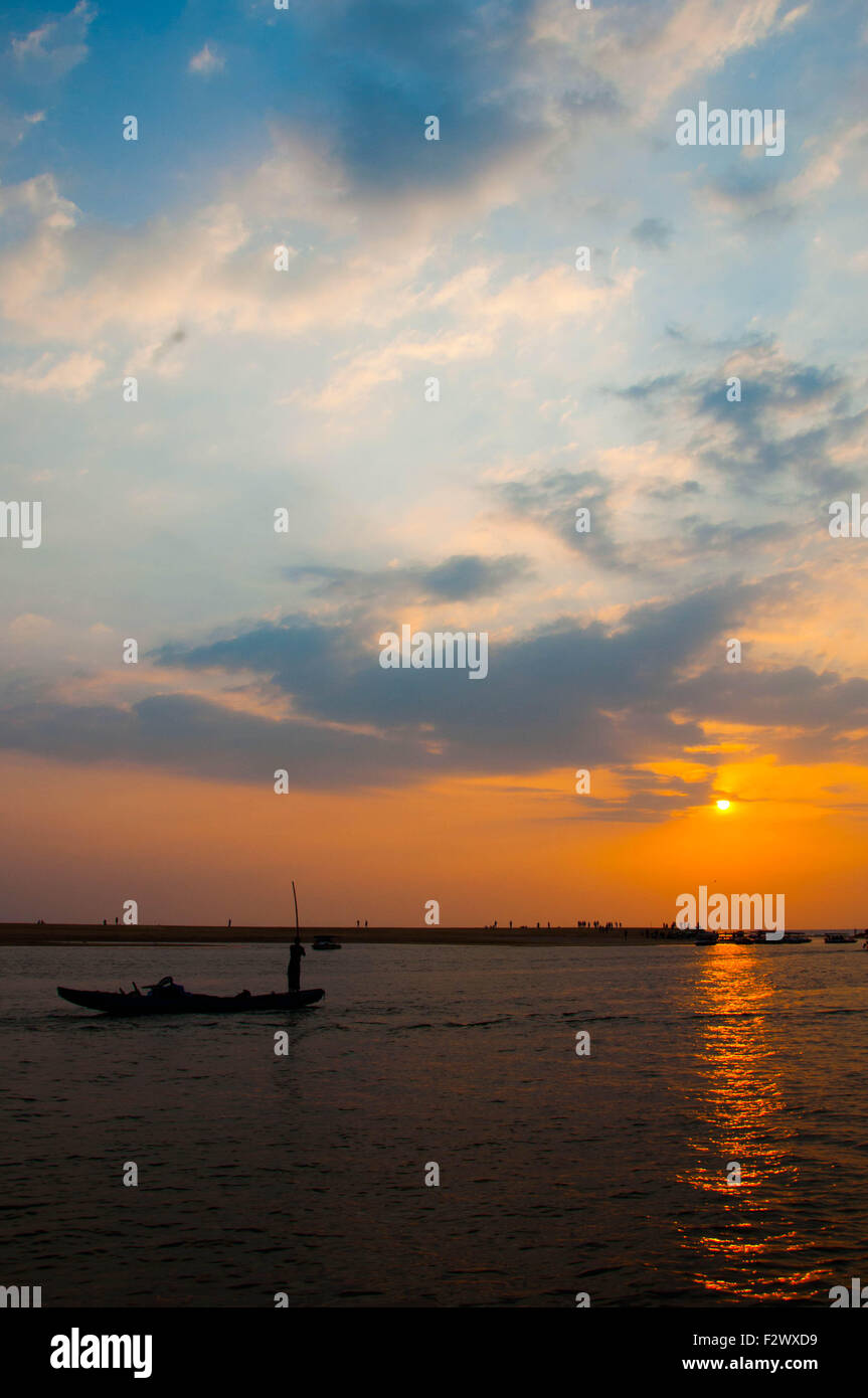 Un bateau avec coucher de soleil et ciel jaune sur la mer et le lac des eaux de fond, paysage en inde @ Poovar, Kerala, Inde Banque D'Images