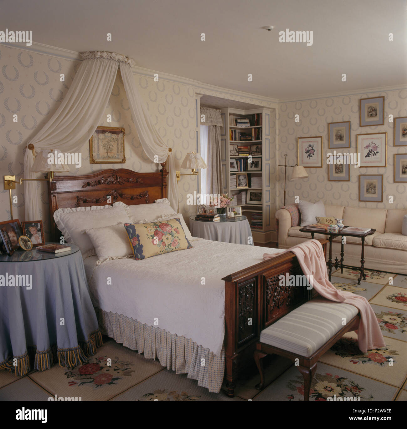 Coronet avec rideaux blancs au-dessus de lit en bois ancien années 90 en  chambre avec un chiffon bleu sur la table de chevet Photo Stock - Alamy