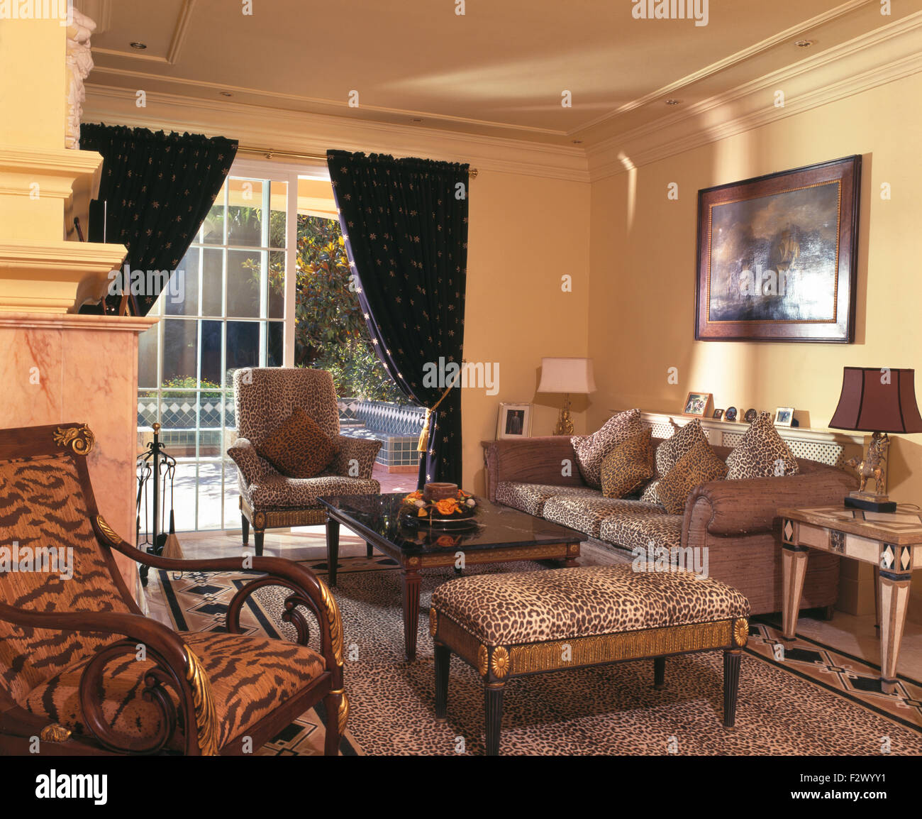 Impression de tigre et leopard print meubles chaise tabouret pays chairand en espagnol salon Banque D'Images