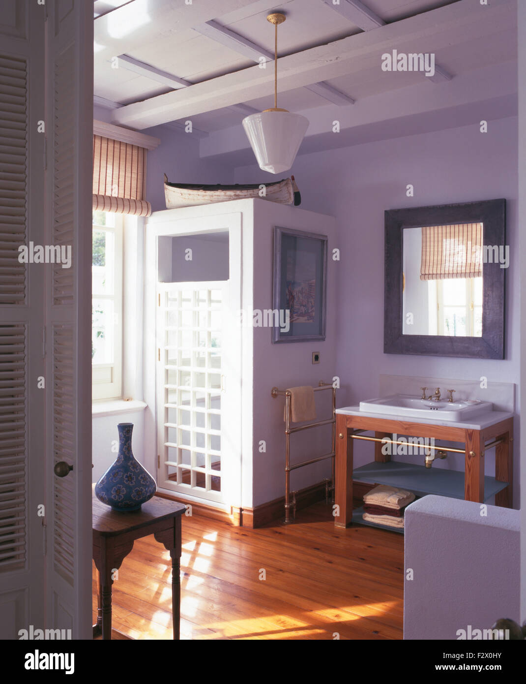 Porte de douche sur treillis en couleur bleu-mauve espagnol salle de bains avec un sol en bois Banque D'Images