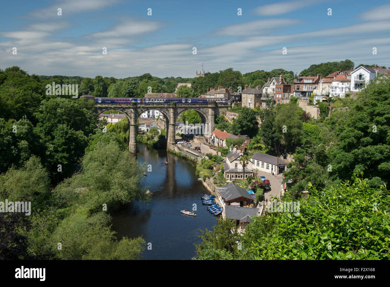 Été pittoresque et ensoleillé à Knaresborough (train sur viaduc, canotage sur la rivière Nidd, gorges, bâtiments au bord de la rivière et à flanc de colline, ciel bleu) - Yorkshire, Angleterre, Royaume-Uni Banque D'Images