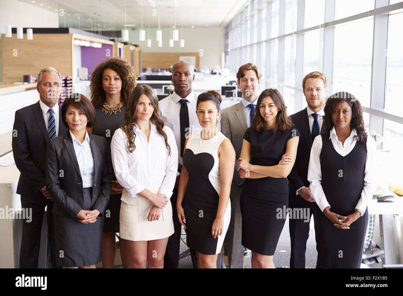 Portrait de groupe d'une équipe de collègues de bureau grave Banque D'Images