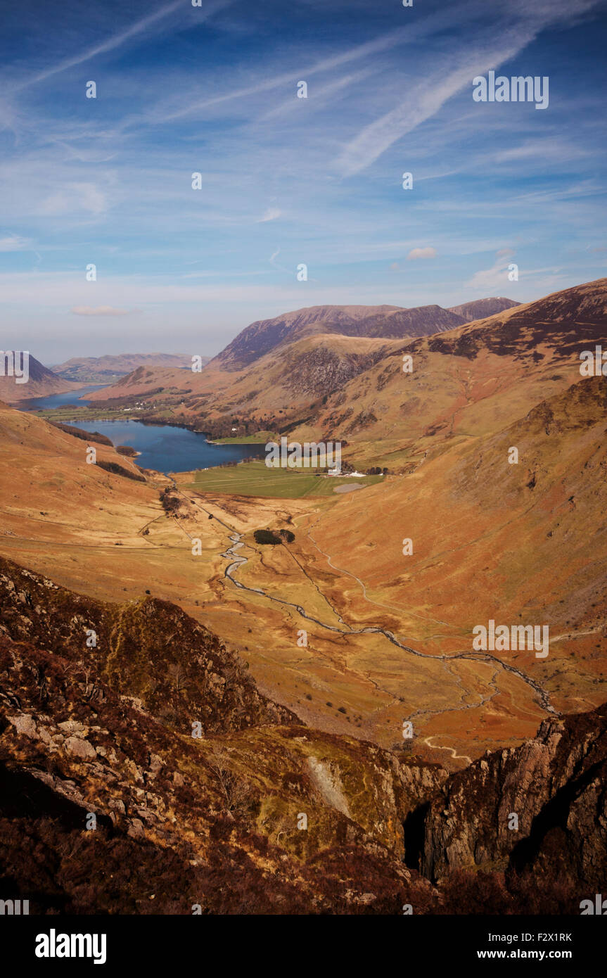 La gamme Grasmoor vu à droite avec la lande à sous dans la vallée, et au-delà de Crummock Water, dans le Lake District. Banque D'Images