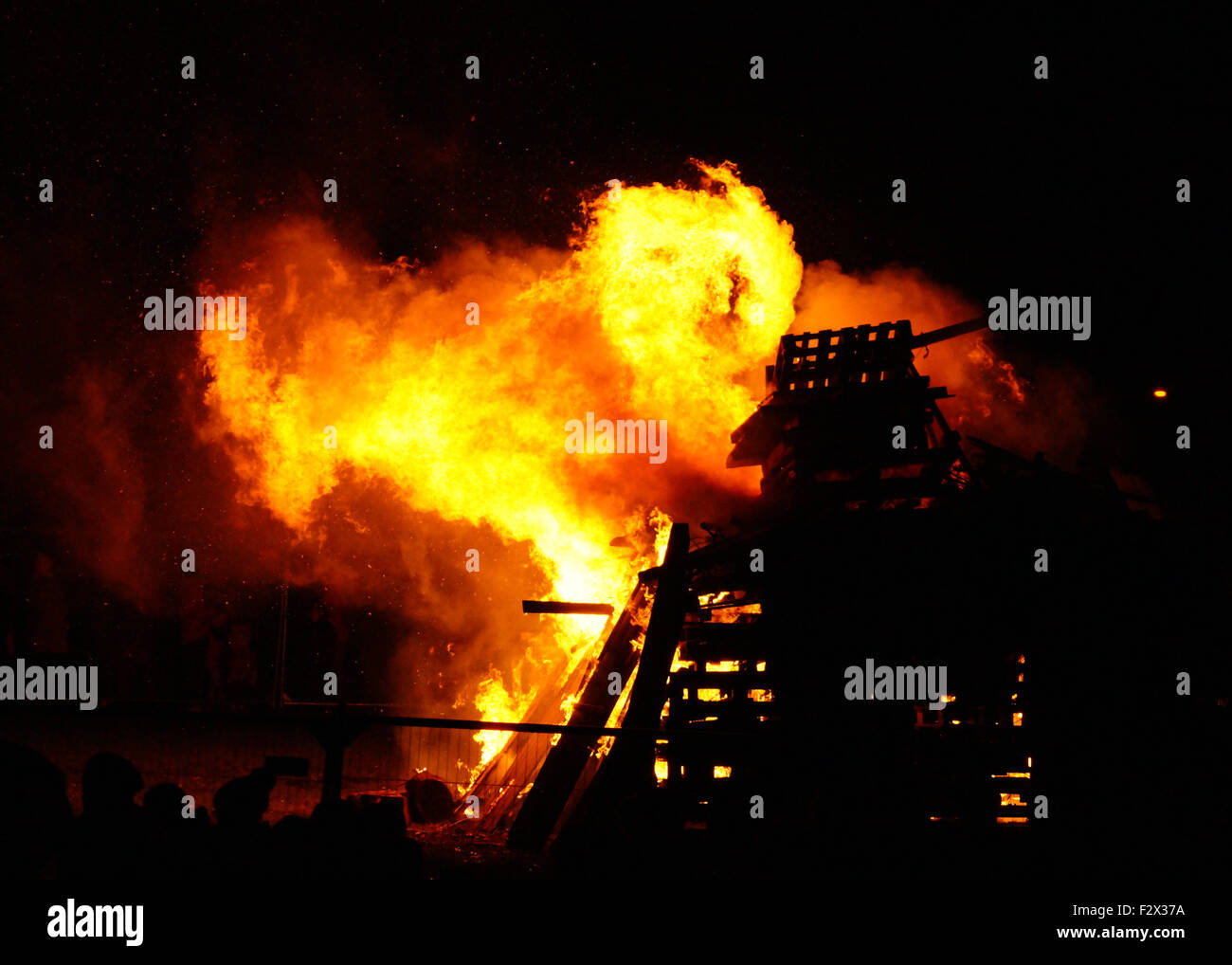 La nuit de Guy Fawkes Bonfire en Strathaven Park le 5 novembre. Les flammes léchant le ciel nocturne en raison de vents violents Banque D'Images