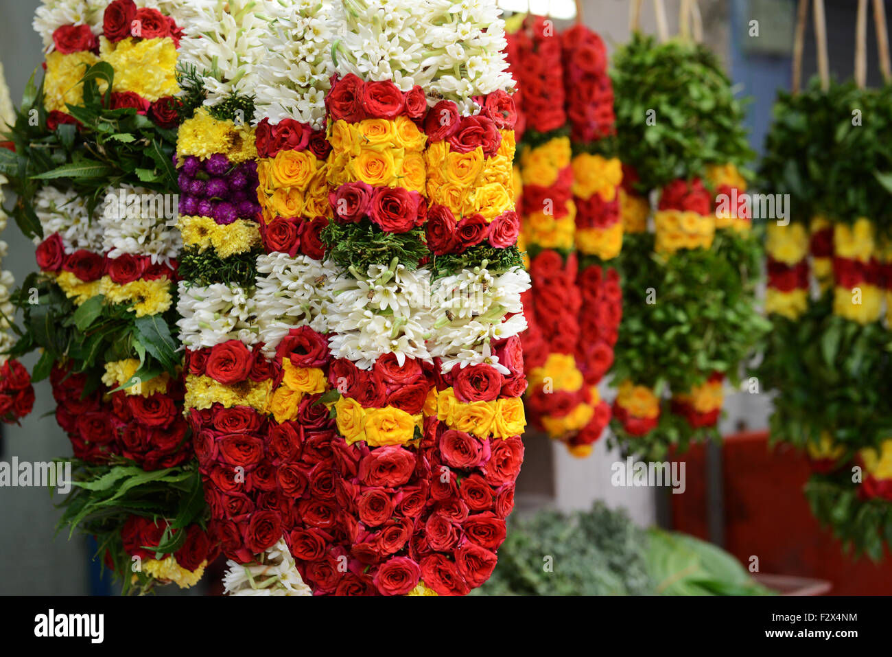 Vêtements fleurs vendu près d'un temple hindou à Little India, à Singapour. Banque D'Images