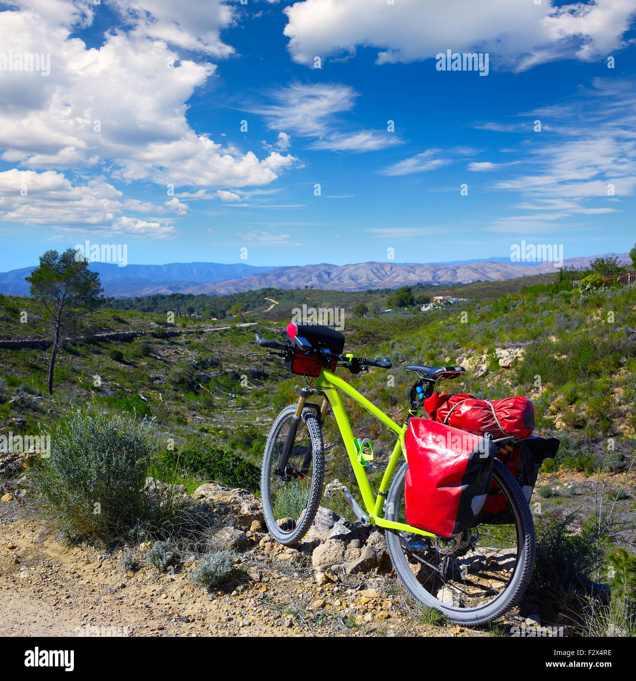 Vélo VTT cyclotourisme à Charly Villamarxant Valence avec valises et sacoches Banque D'Images