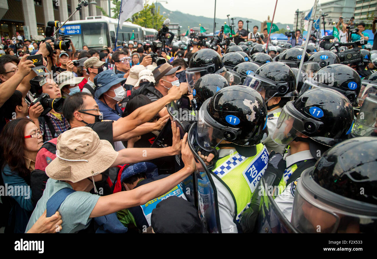 Protestation des travailleurs, Sep 23, 2015 : Des policiers (R) se déplacent pour disperser les travailleurs lors de la grève des travailleurs rassemblement à Séoul, Corée du Sud. Des milliers de travailleurs et travailleuses de la Confédération Coréenne des Syndicats (KCTU) se sont rassemblés au centre de Séoul, mercredi, pour protester contre les réformes du travail du gouvernement, qui insistent sur les travailleurs, il sera plus facile pour les entreprises de licencier des travailleurs et changer les règlements. © Lee Jae-Won/AFLO/Alamy Live News Banque D'Images