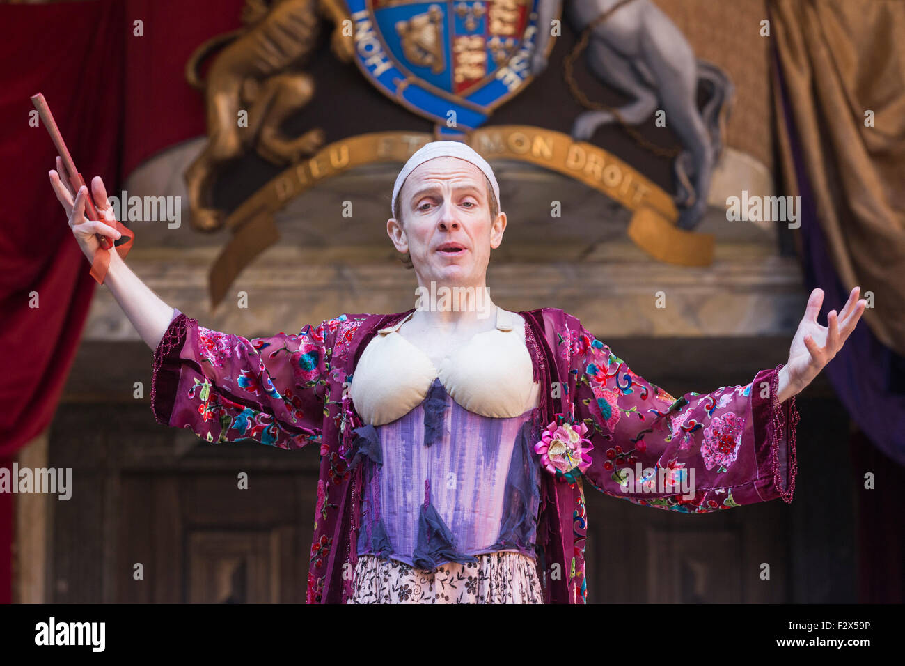 Londres, Royaume-Uni. 23/09/2015. Greg Haiste comme Edward Kynaston. Une séance de photos pour la jouer/comédie Nell Gwynn par Jessica Swale au Globe Theatre. Représentations réalisé par Christopher Luscombe exécuter à partir du 19 septembre au 17 octobre 2015. Avec Gugu Mbatha-Raw (Nell Gwynn), Greg Haiste (Edward Kynaston), Jay Taylor (Charles Hart) et David Sturzaker (le roi Charles II). Banque D'Images