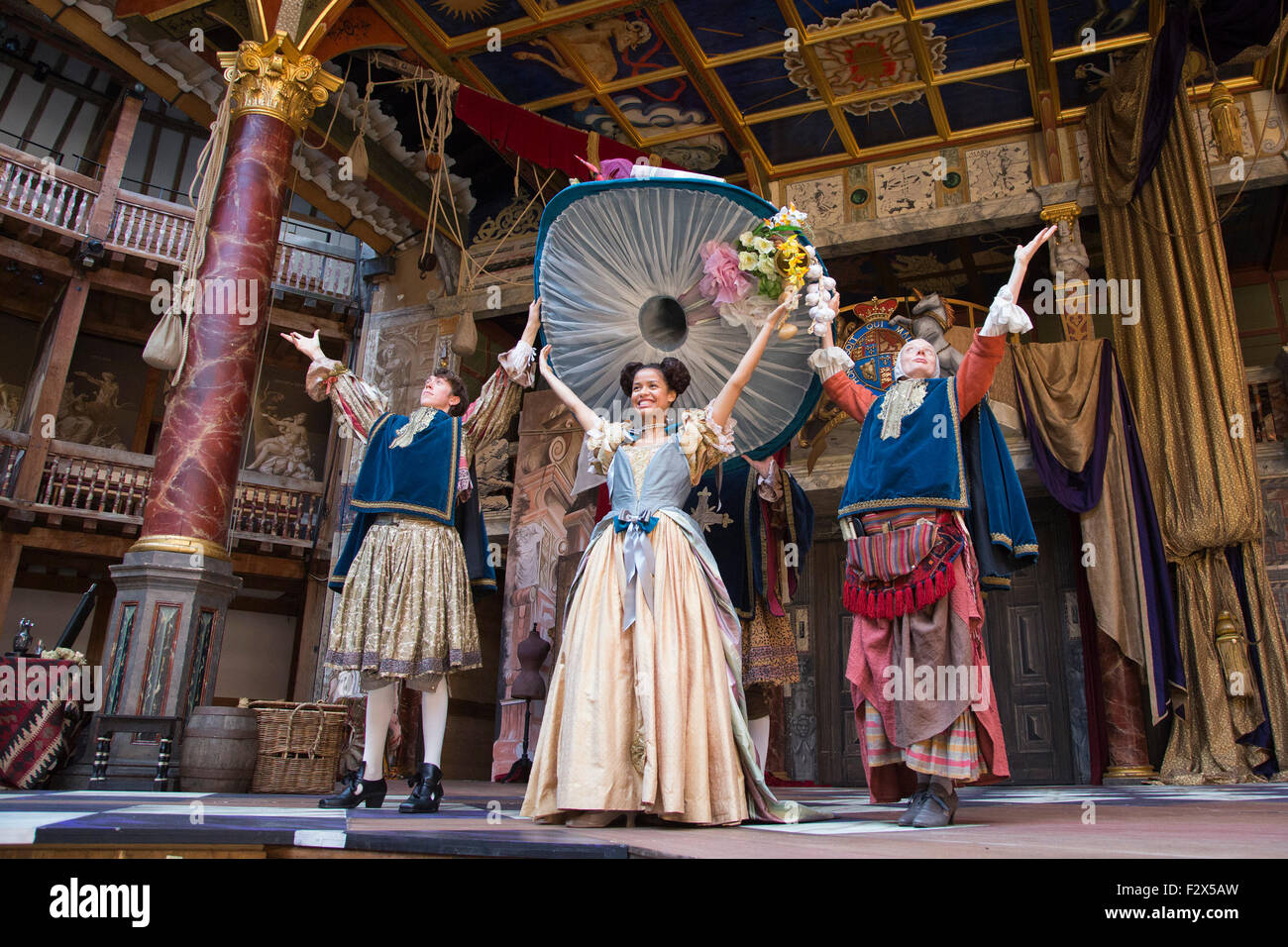 Londres, Royaume-Uni. 23/09/2015. Sur la photo : Gugu Mbatha-Raw que Nell Gwynn. Une séance de photos pour la jouer/comédie Nell Gwynn par Jessica Swale au Globe Theatre. Représentations réalisé par Christopher Luscombe exécuter à partir du 19 septembre au 17 octobre 2015. Avec Gugu Mbatha-Raw (Nell Gwynn), Greg Haiste (Edward Kynaston), Jay Taylor (Charles Hart) et David Sturzaker (le roi Charles II). Banque D'Images