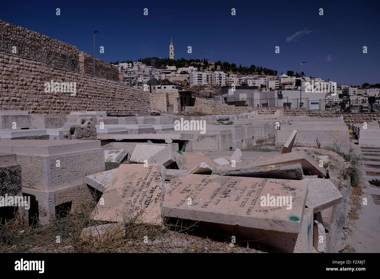 ISRAËL - JÉRUSALEM 24 SEPTEMBRE : tombes vandalisées et profanées au cimetière juif du Mont des oliviers, à Jérusalem-est, le 24 septembre 2015. Jérusalem a connu une augmentation des attentats à la cocktail à Molotov et des incidents de jets de pierres ces dernières semaines, ainsi qu'une escalade des tensions entre Palestiniens et police israélienne au Mont du Temple. Banque D'Images