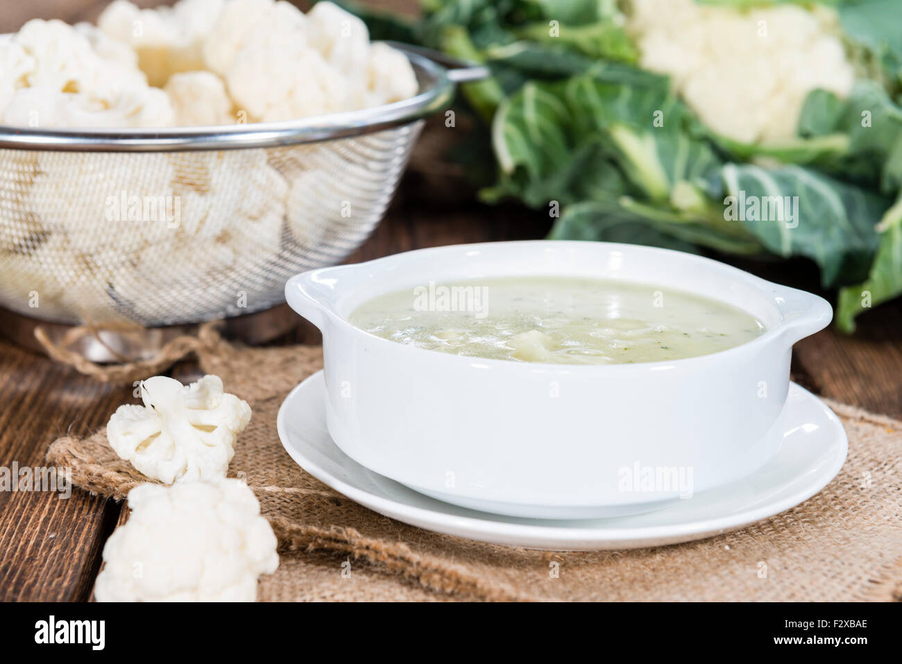 Partie de chou-fleur Soupe (sur fond de bois rustique) Banque D'Images Partie de chou-fleur Soupe (sur fond de bois rustique) Banque D'Images