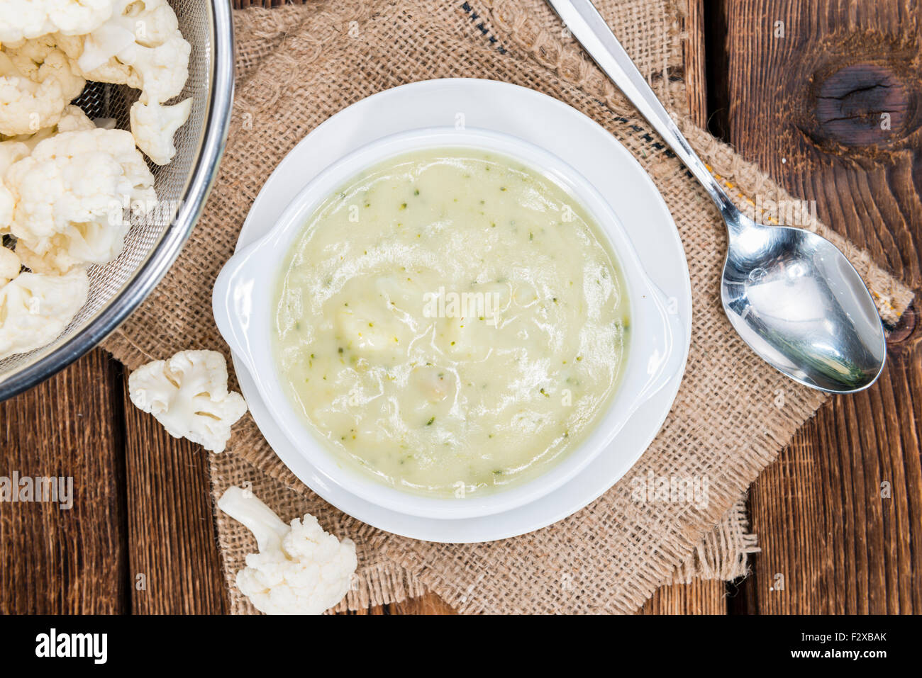 Partie de chou-fleur Soupe (sur fond de bois rustique) Banque D'Images Partie de chou-fleur Soupe (sur fond de bois rustique) Banque D'Images