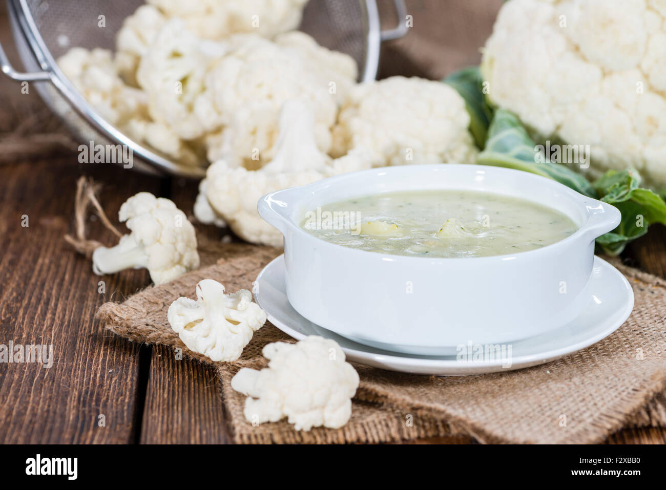 Partie de chou-fleur Soupe (sur fond de bois rustique) Banque D'Images Partie de chou-fleur Soupe (sur fond de bois rustique) Banque D'Images