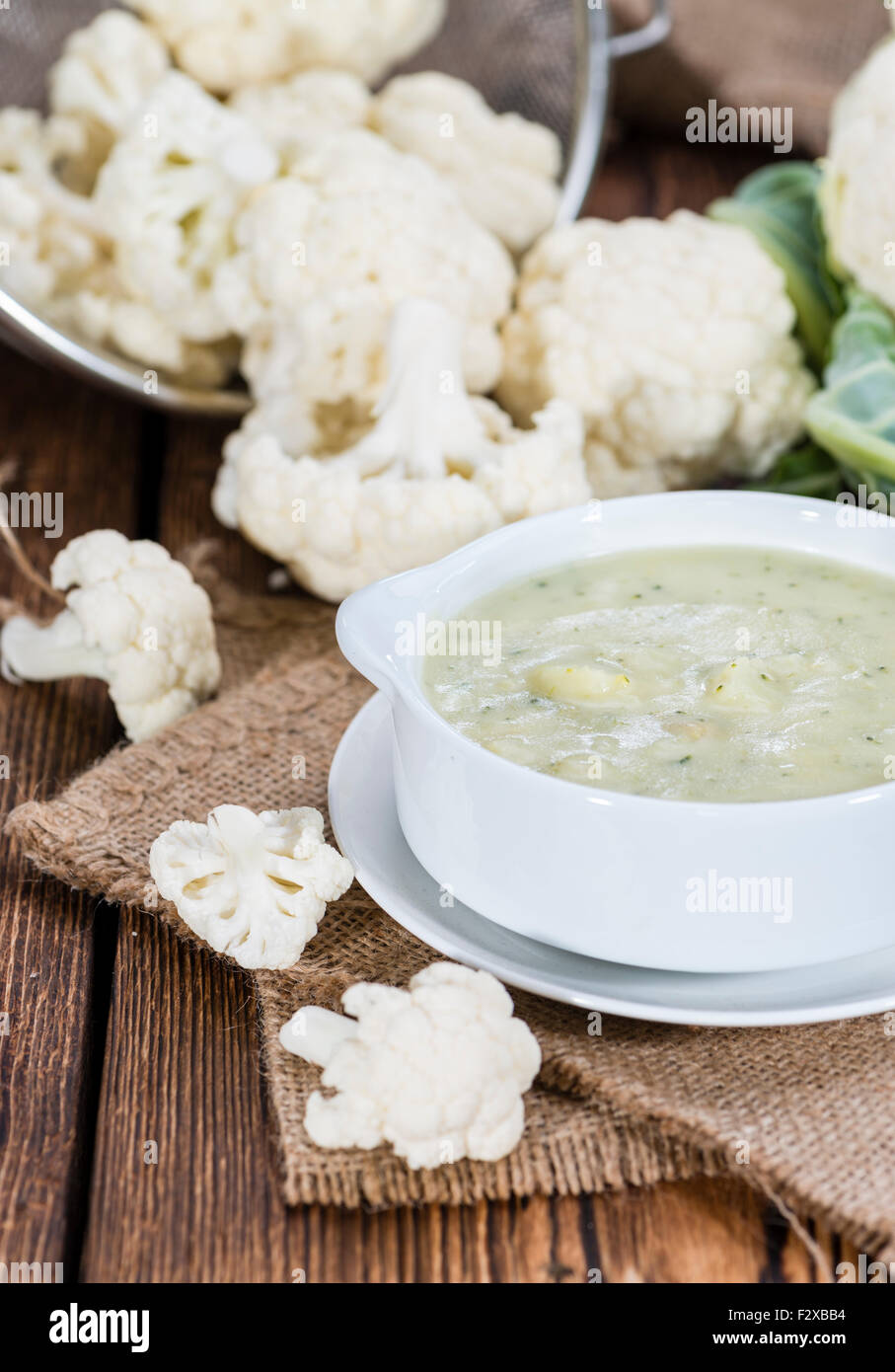 Partie de chou-fleur Soupe (sur fond de bois rustique) Banque D'Images Partie de chou-fleur Soupe (sur fond de bois rustique) Banque D'Images