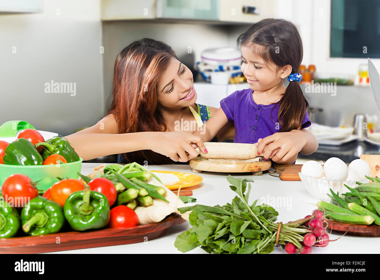 2 mère indienne et fille de cuisine Cuisine pour enfants Banque D'Images