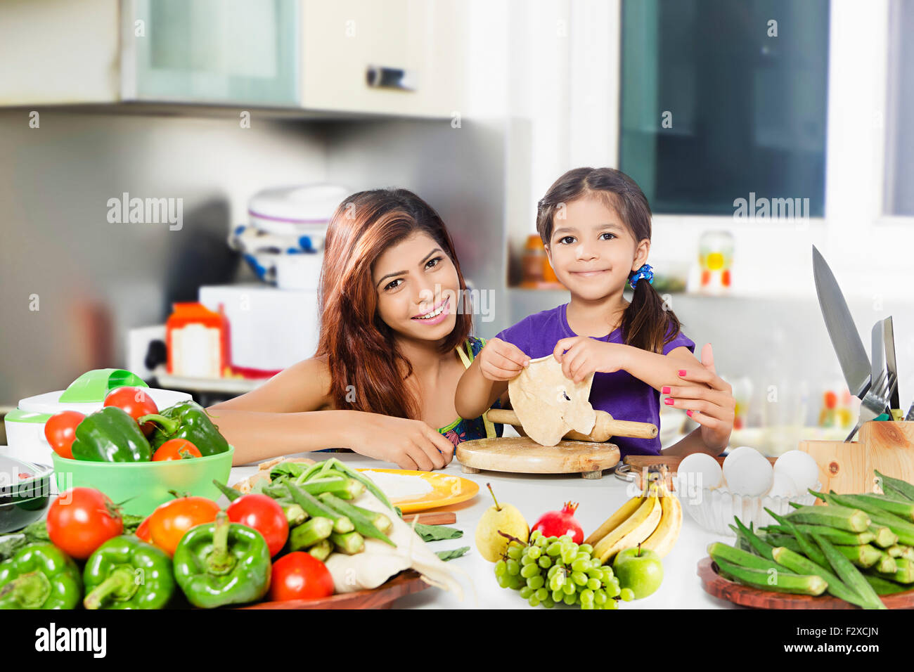 2 mère indienne et fille de cuisine Cuisine pour enfants Banque D'Images