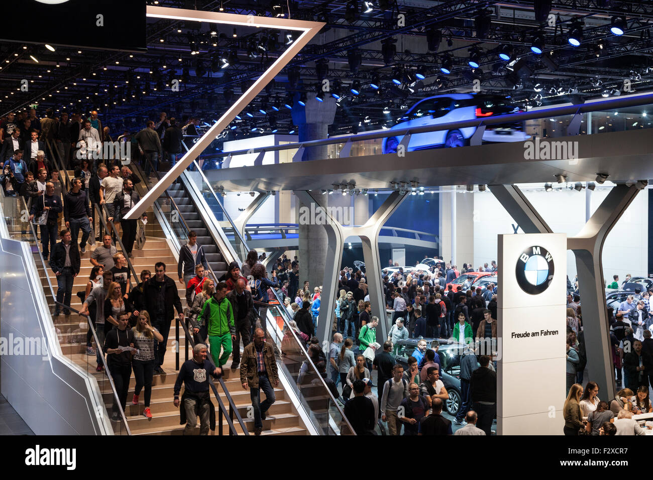Les visiteurs du stand BMW de l'IAA International Motor Show 2015 Banque D'Images