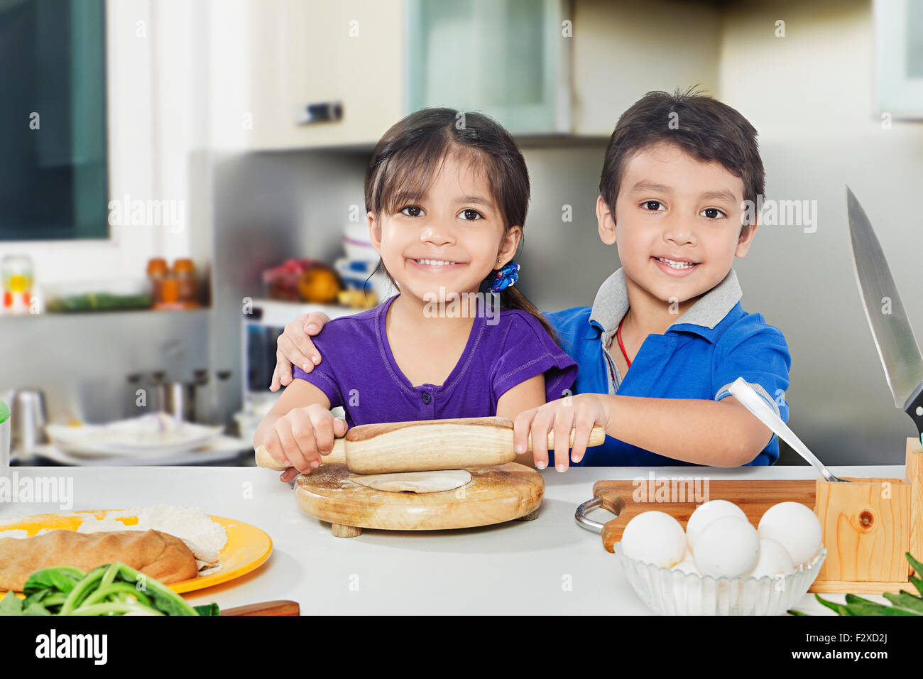 2 enfants garçon et fille indienne Cuisine Cuisine Préparation Banque D'Images