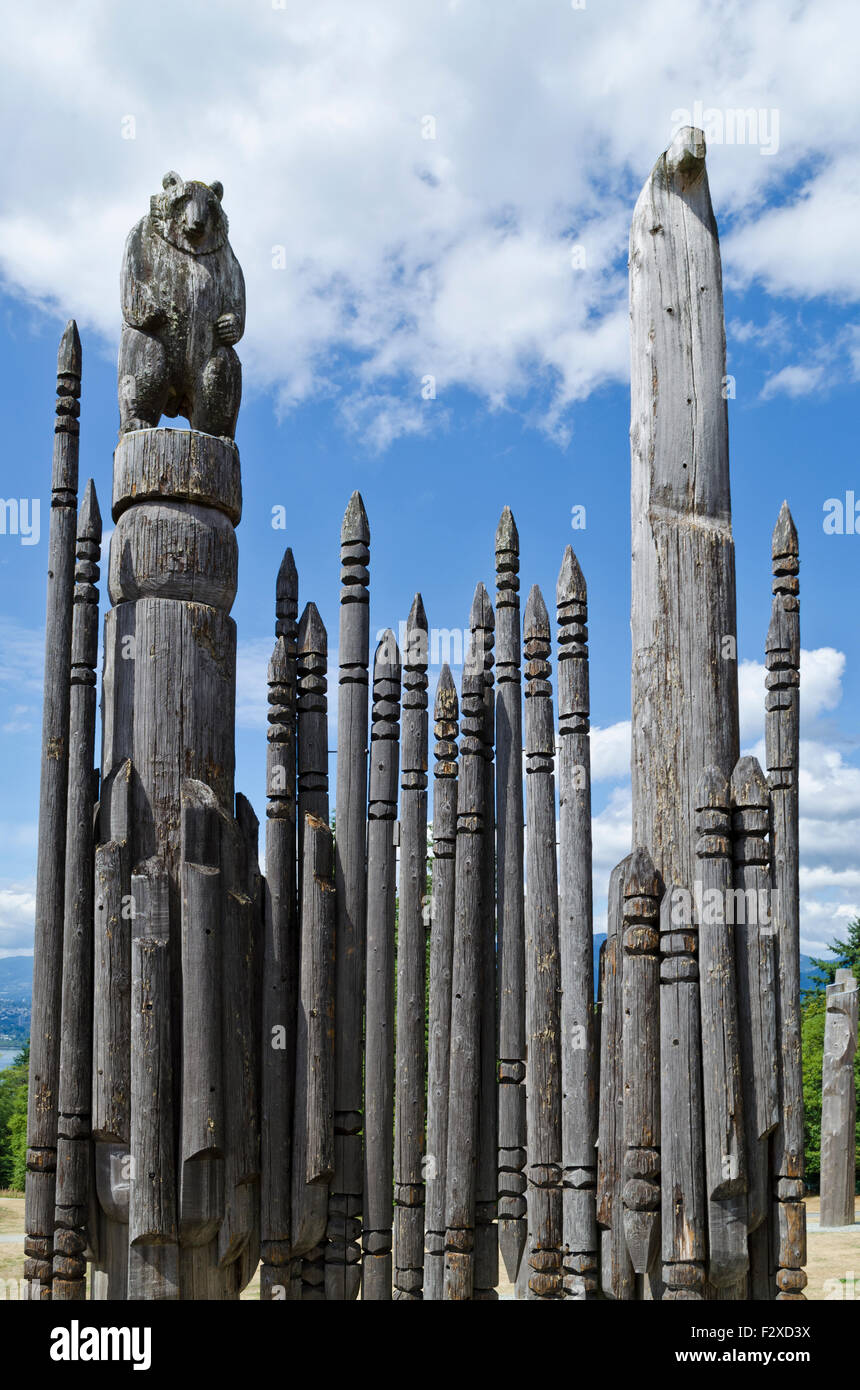 (Japonais) indigènes Aïnous totems en bois avec la figure d'ours à Burnaby Mountain Park dans le Grand Vancouver, BC, Canada. Banque D'Images