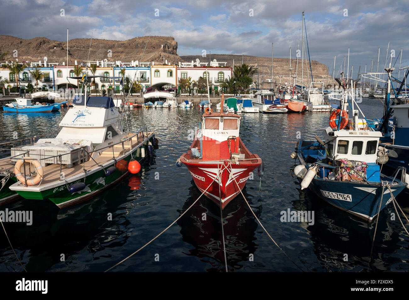 Bateaux de pêche dans le port, Puerto de Mogan, Grande Canarie, Îles Canaries, Espagne Banque D'Images